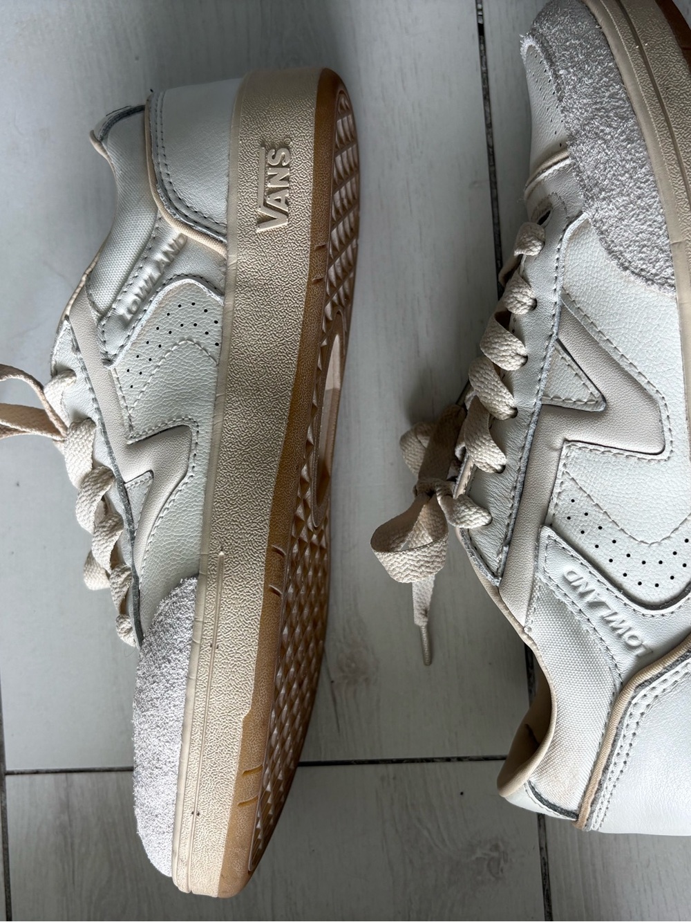 Vans Women's Low-Top Sneakers in Cream and Tan
